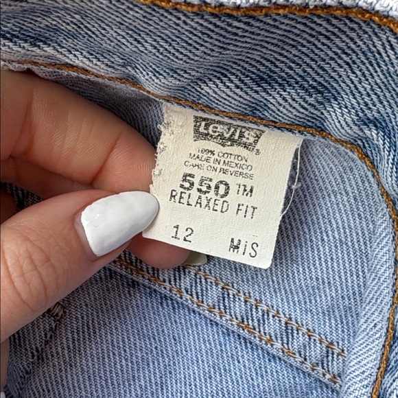 VINTAGE Levi's 550 Light Blue Denim Shorts size 12 32 waist - Picture 2 of 5